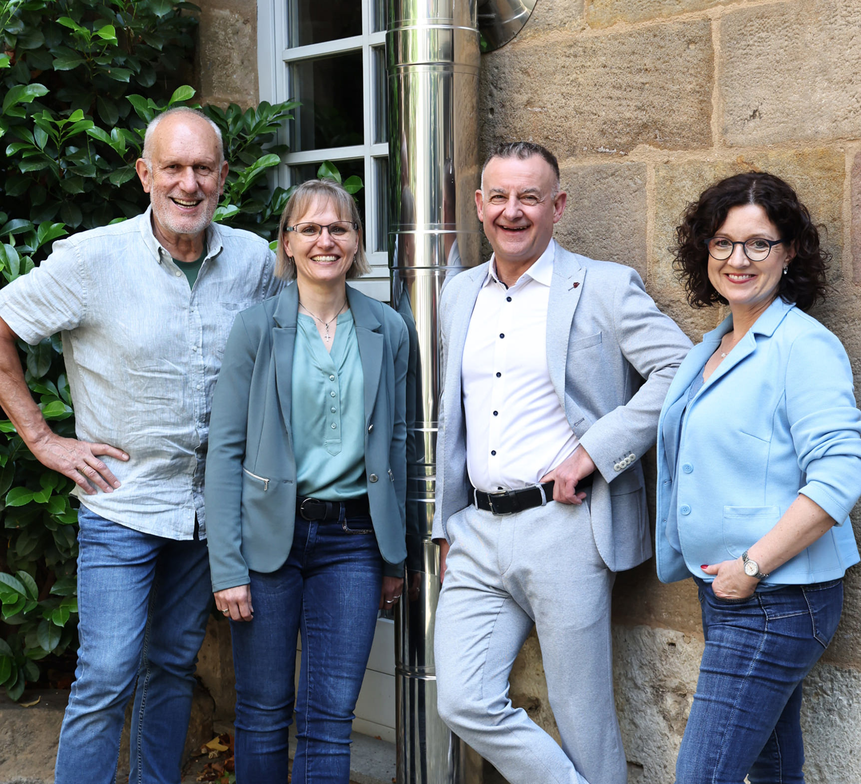 Konrad Kramer, Manuela Deppner, Bernd Geyer & Tanja Deinhart stehen vor der Kanzlei Kann + Partner.